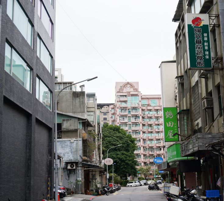 台北中山｜東館牛麵食館｜朝日新聞兩度報導，湯頭以天然中藥搭配番茄熬製而成，濃郁醇厚，牛肉帶筋口感Q彈