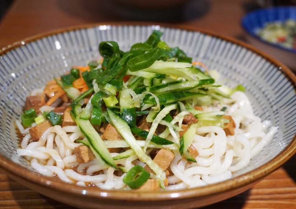 台北中山｜東館牛麵食館｜朝日新聞兩度報導，湯頭以天然中藥搭配番茄熬製而成，濃郁醇厚，牛肉帶筋口感Q彈