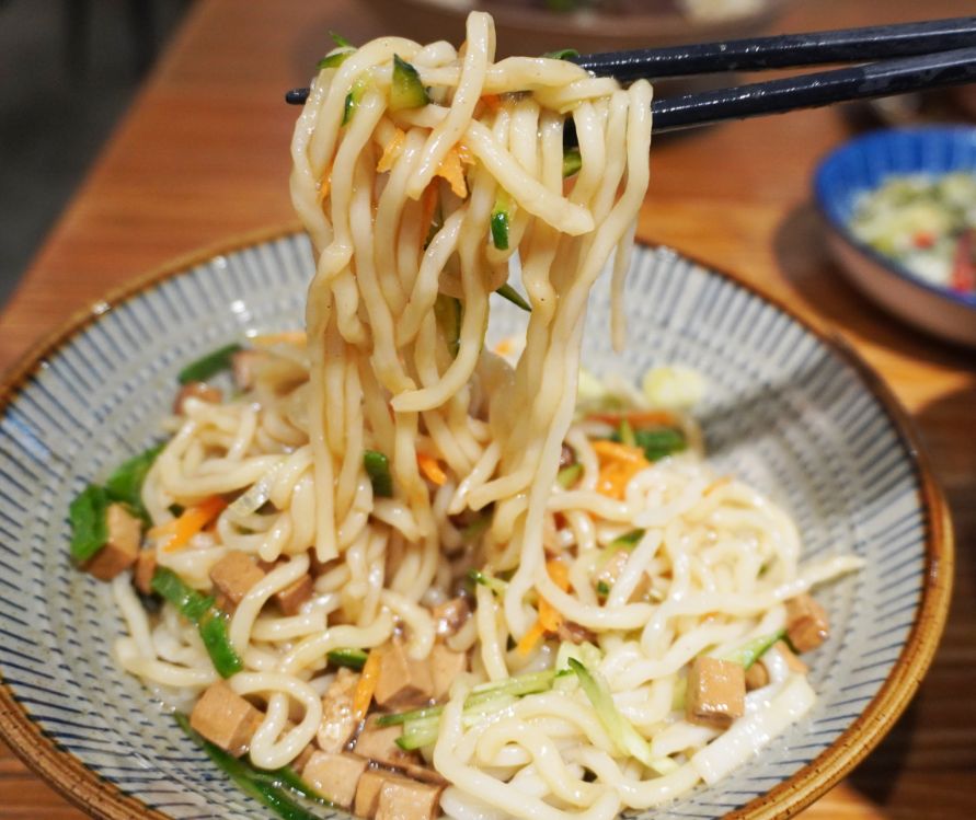 台北中山｜東館牛麵食館｜朝日新聞兩度報導，湯頭以天然中藥搭配番茄熬製而成，濃郁醇厚，牛肉帶筋口感Q彈