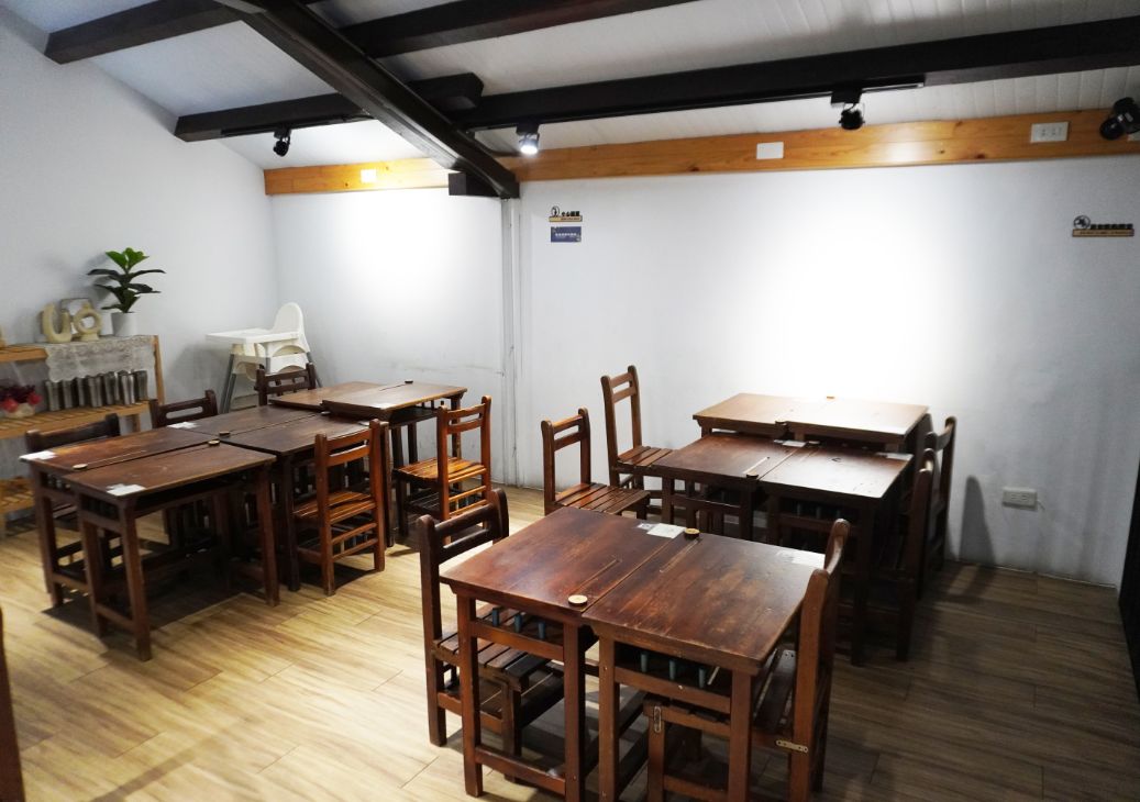 台北中山｜東館牛麵食館｜朝日新聞兩度報導，湯頭以天然中藥搭配番茄熬製而成，濃郁醇厚，牛肉帶筋口感Q彈