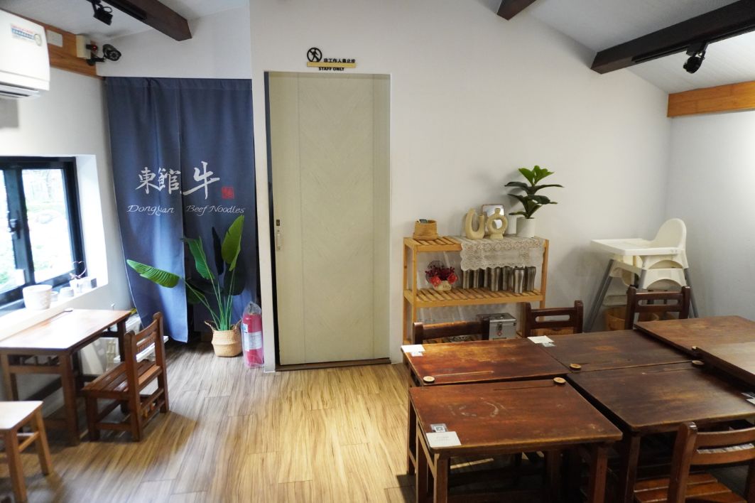 台北中山｜東館牛麵食館｜朝日新聞兩度報導，湯頭以天然中藥搭配番茄熬製而成，濃郁醇厚，牛肉帶筋口感Q彈