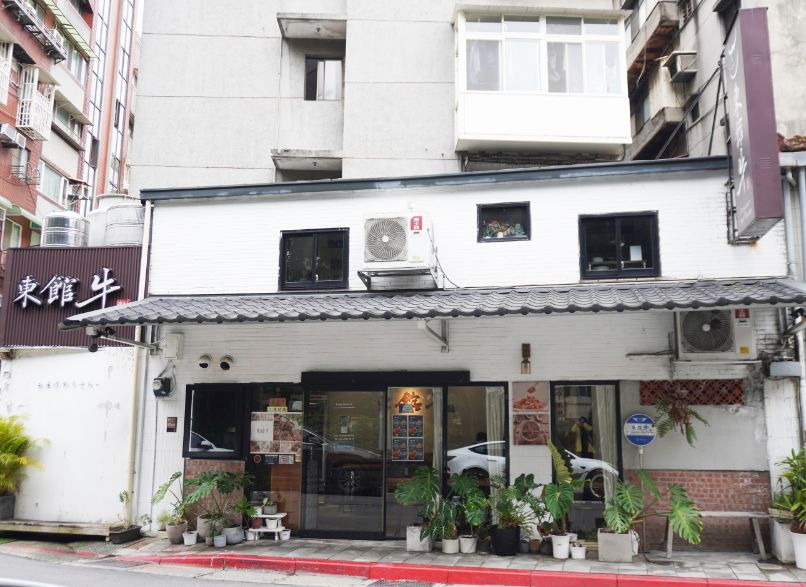 台北中山｜東館牛麵食館｜朝日新聞兩度報導，湯頭以天然中藥搭配番茄熬製而成，濃郁醇厚，牛肉帶筋口感Q彈