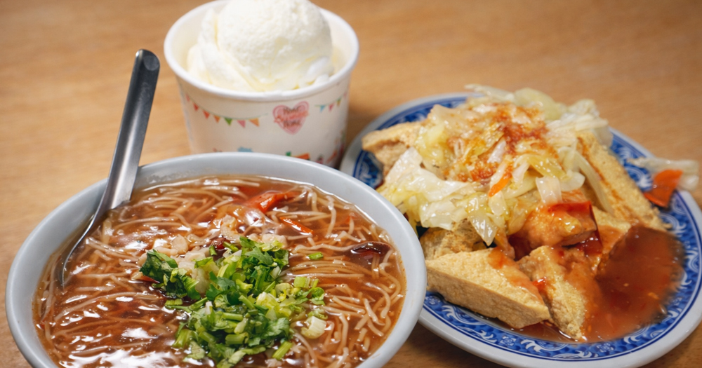 宜蘭羅東︱香廚米粉羹｜在地40年老店，超人氣銅板美食，米粉口感滑順料豐富，綠色臭豆腐推薦必點