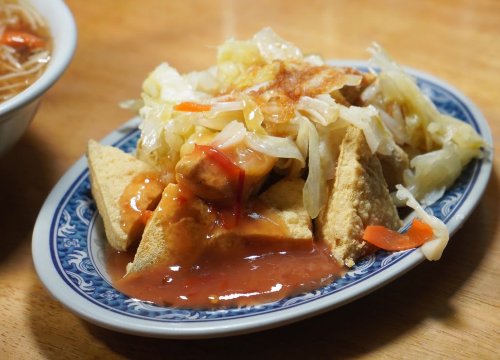 宜蘭羅東︱香廚米粉羹｜在地40年老店，超人氣銅板美食，米粉口感滑順料豐富，綠色臭豆腐推薦必點