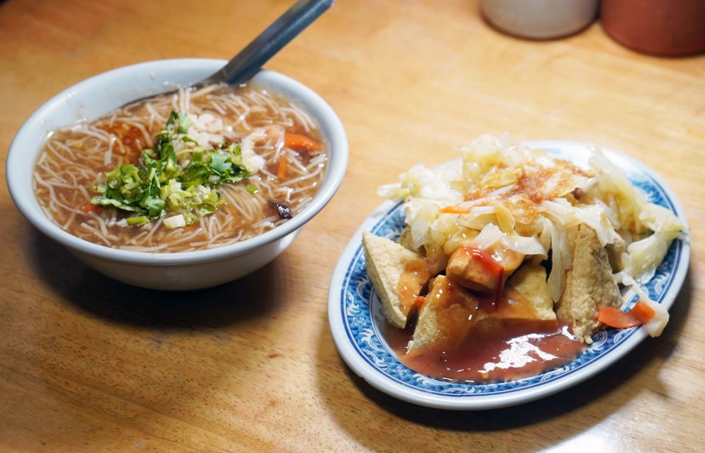 宜蘭羅東︱香廚米粉羹｜在地40年老店，超人氣銅板美食，米粉口感滑順料豐富，綠色臭豆腐推薦必點
