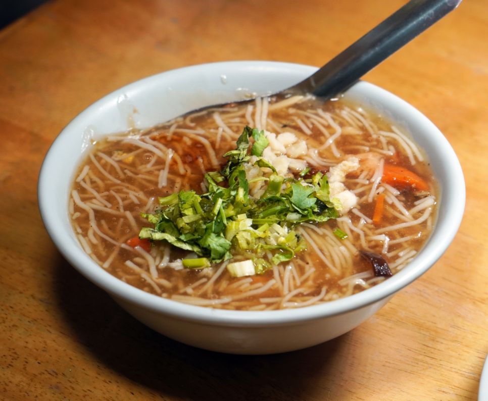宜蘭羅東︱香廚米粉羹｜在地40年老店，超人氣銅板美食，米粉口感滑順料豐富，綠色臭豆腐推薦必點