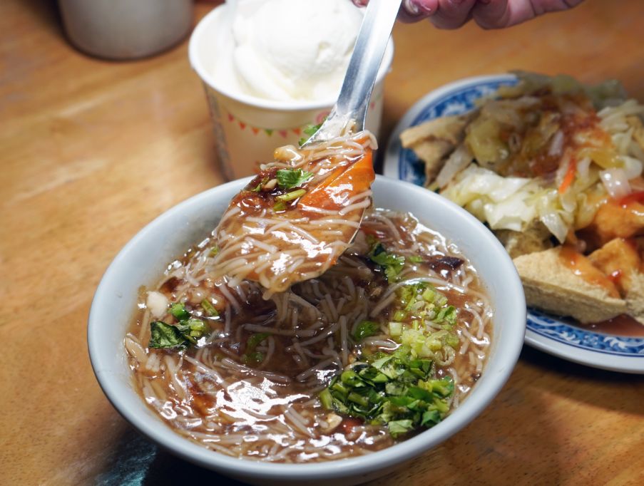 宜蘭羅東︱香廚米粉羹｜在地40年老店，超人氣銅板美食，米粉口感滑順料豐富，綠色臭豆腐推薦必點