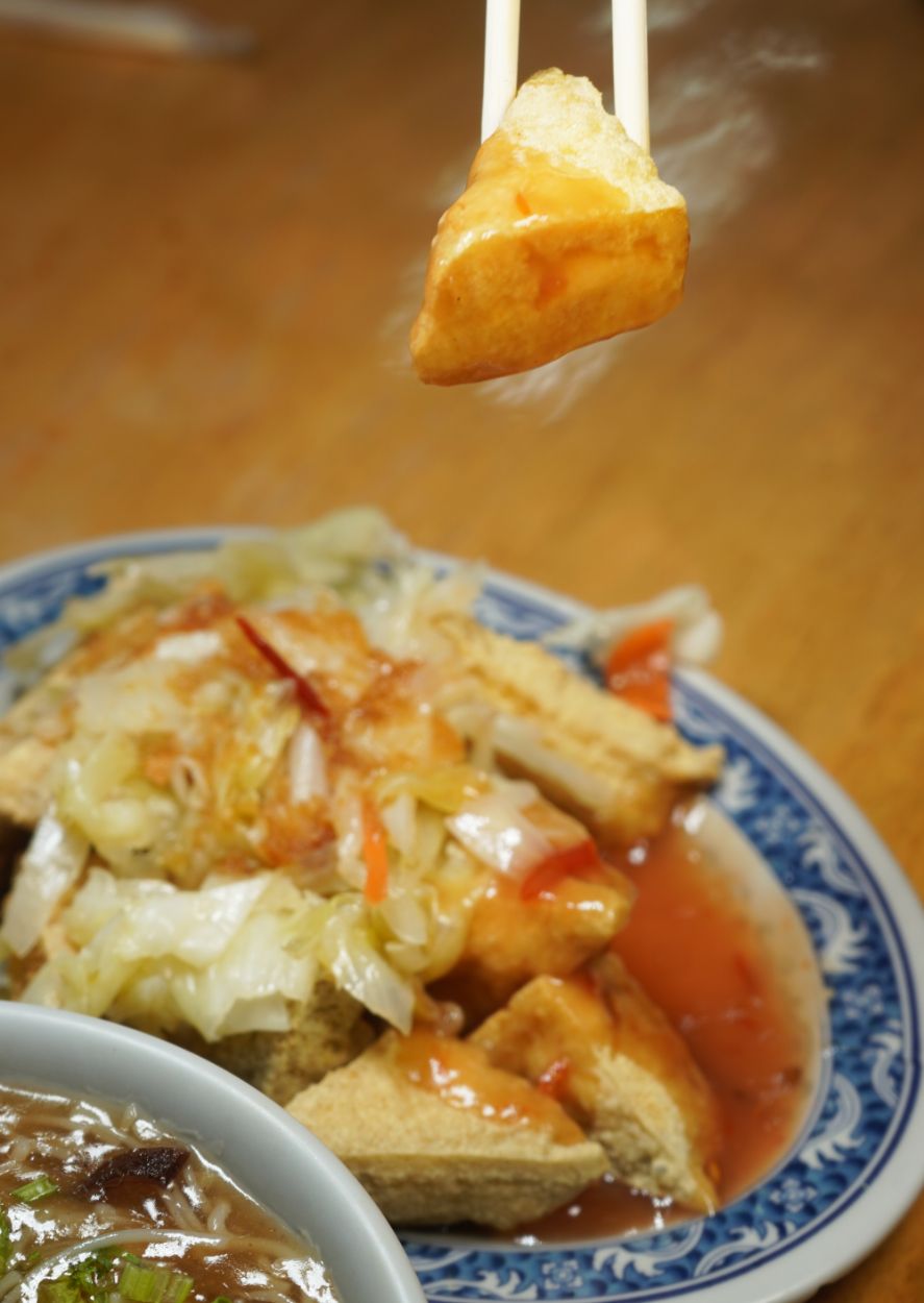 宜蘭羅東︱香廚米粉羹｜在地40年老店，超人氣銅板美食，米粉口感滑順料豐富，綠色臭豆腐推薦必點