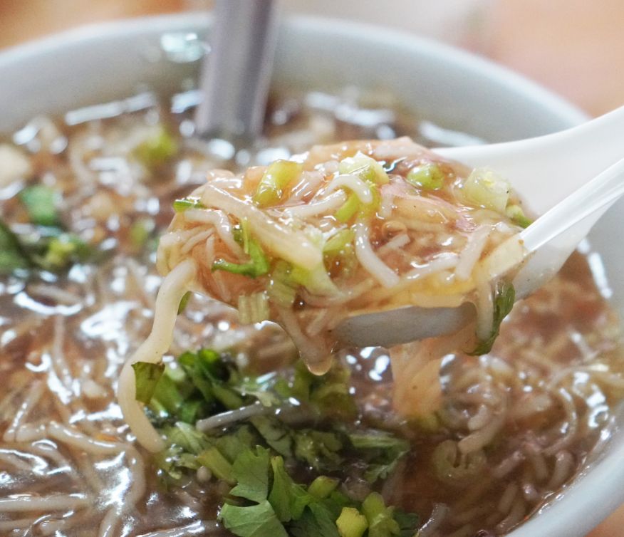 宜蘭羅東︱香廚米粉羹｜在地40年老店，超人氣銅板美食，米粉口感滑順料豐富，綠色臭豆腐推薦必點