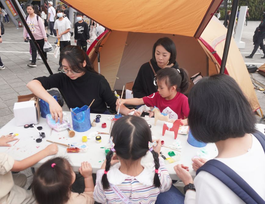 【攻略】2025北歐聖誕OUTDOOR嘉年華｜跟聖誕老公公近距離互動，坐在帳棚下欣賞精采的電影