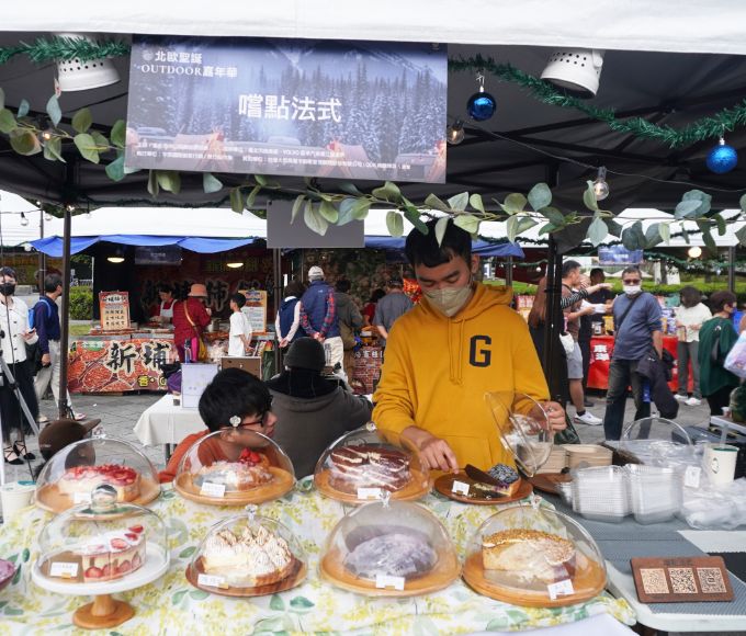 【攻略】2025北歐聖誕OUTDOOR嘉年華｜跟聖誕老公公近距離互動，坐在帳棚下欣賞精采的電影