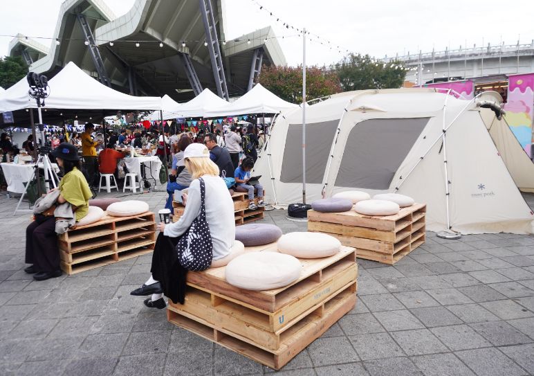 【攻略】2025北歐聖誕OUTDOOR嘉年華｜跟聖誕老公公近距離互動，坐在帳棚下欣賞精采的電影