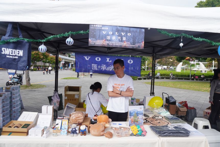 【攻略】2025北歐聖誕OUTDOOR嘉年華｜跟聖誕老公公近距離互動，坐在帳棚下欣賞精采的電影