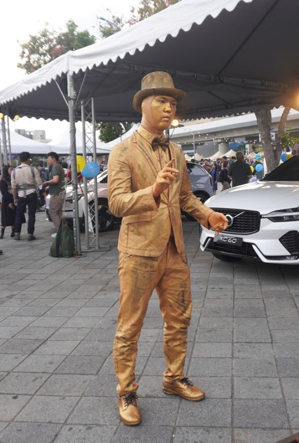 【攻略】2025北歐聖誕OUTDOOR嘉年華｜跟聖誕老公公近距離互動，坐在帳棚下欣賞精采的電影