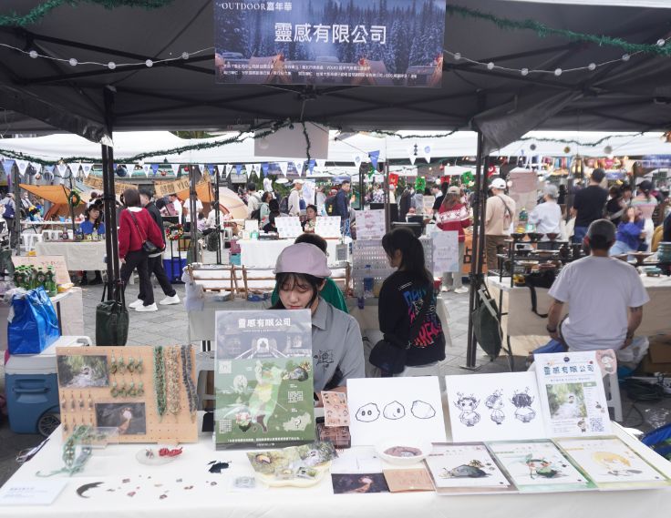 【攻略】2025北歐聖誕OUTDOOR嘉年華｜跟聖誕老公公近距離互動，坐在帳棚下欣賞精采的電影