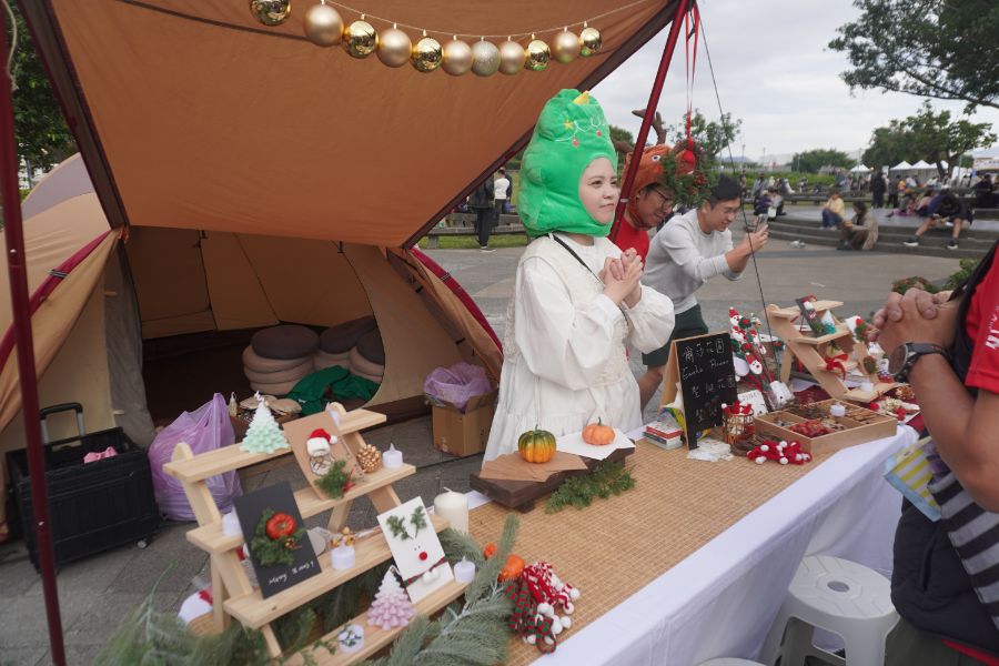 【攻略】2025北歐聖誕OUTDOOR嘉年華｜跟聖誕老公公近距離互動，坐在帳棚下欣賞精采的電影