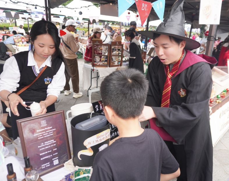 【攻略】2025北歐聖誕OUTDOOR嘉年華｜跟聖誕老公公近距離互動，坐在帳棚下欣賞精采的電影