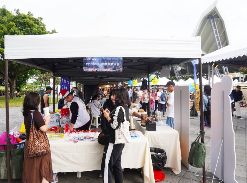 【攻略】2025北歐聖誕OUTDOOR嘉年華｜跟聖誕老公公近距離互動，坐在帳棚下欣賞精采的電影