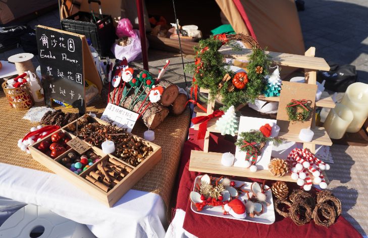 【攻略】2025北歐聖誕OUTDOOR嘉年華｜跟聖誕老公公近距離互動，坐在帳棚下欣賞精采的電影