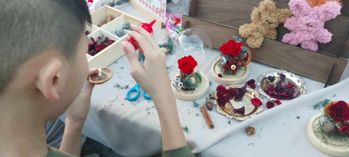 【攻略】2025北歐聖誕OUTDOOR嘉年華｜跟聖誕老公公近距離互動，坐在帳棚下欣賞精采的電影