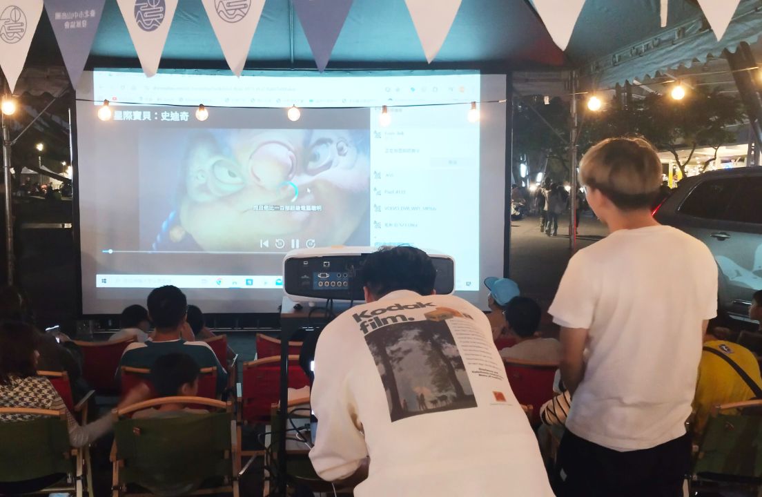 【攻略】2025北歐聖誕OUTDOOR嘉年華｜跟聖誕老公公近距離互動，坐在帳棚下欣賞精采的電影