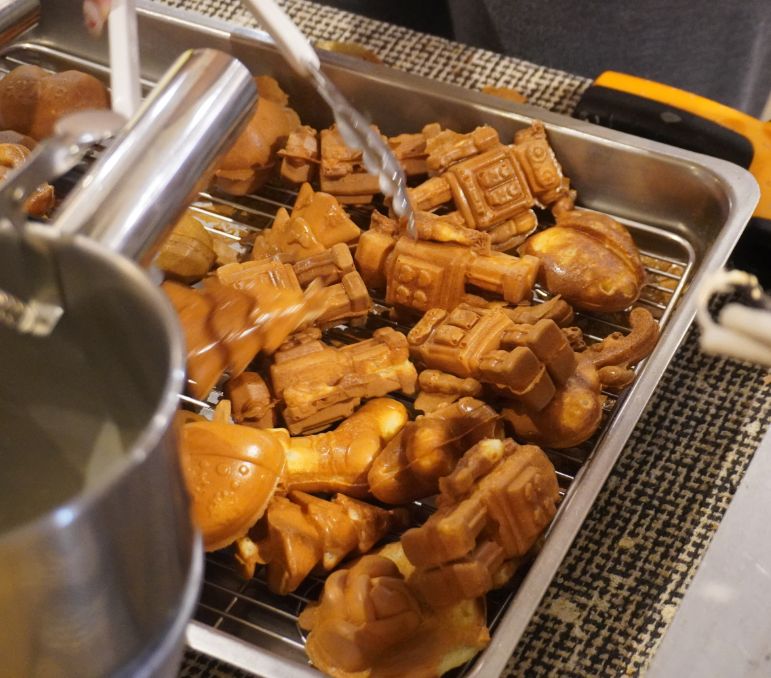 台北南港|紅玉滿赤心雞蛋糕|期間限定美食,來LaLaport逛商場看電影必吃 - 第2張圖 台北南港|紅玉滿赤心雞蛋糕|期間限定美食,來LaLaport逛商場看電影必吃