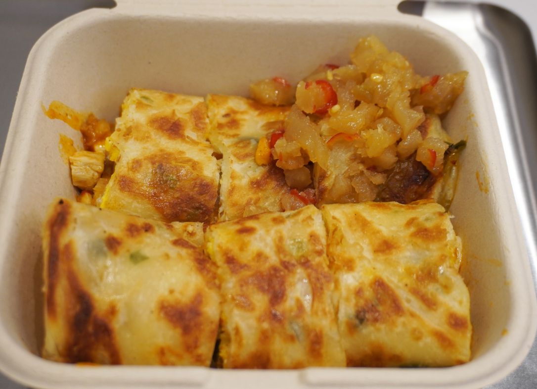 台北南港｜晚安早餐新民店｜南港軟體園區美食推薦，脆皮蛋餅口味豐富，外酥脆內餡香辣