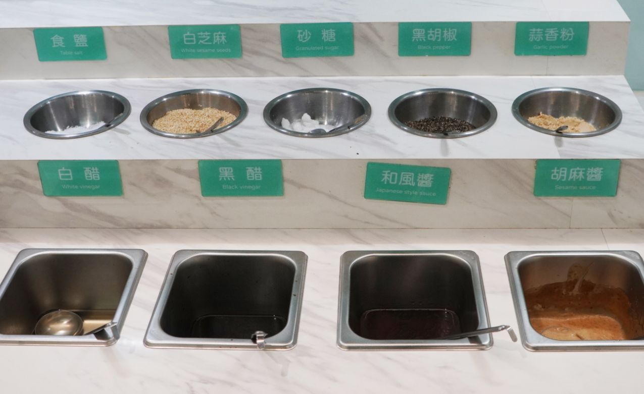 高雄三民｜五鮮級鍋物專賣陽明店｜超人氣平價小火鍋，17盎司肉片超狂，湖水綠牆面推薦必拍