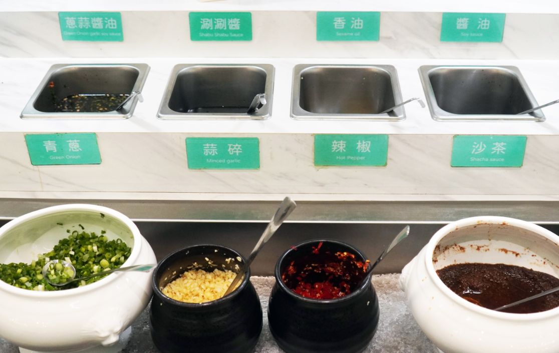 高雄三民｜五鮮級鍋物專賣陽明店｜超人氣平價小火鍋，17盎司肉片超狂，湖水綠牆面推薦必拍