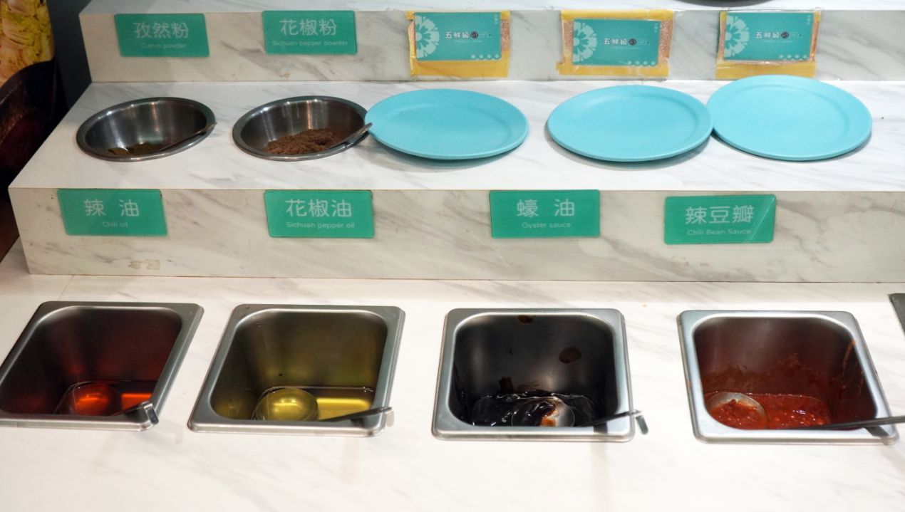 高雄三民｜五鮮級鍋物專賣陽明店｜超人氣平價小火鍋，17盎司肉片超狂，湖水綠牆面推薦必拍