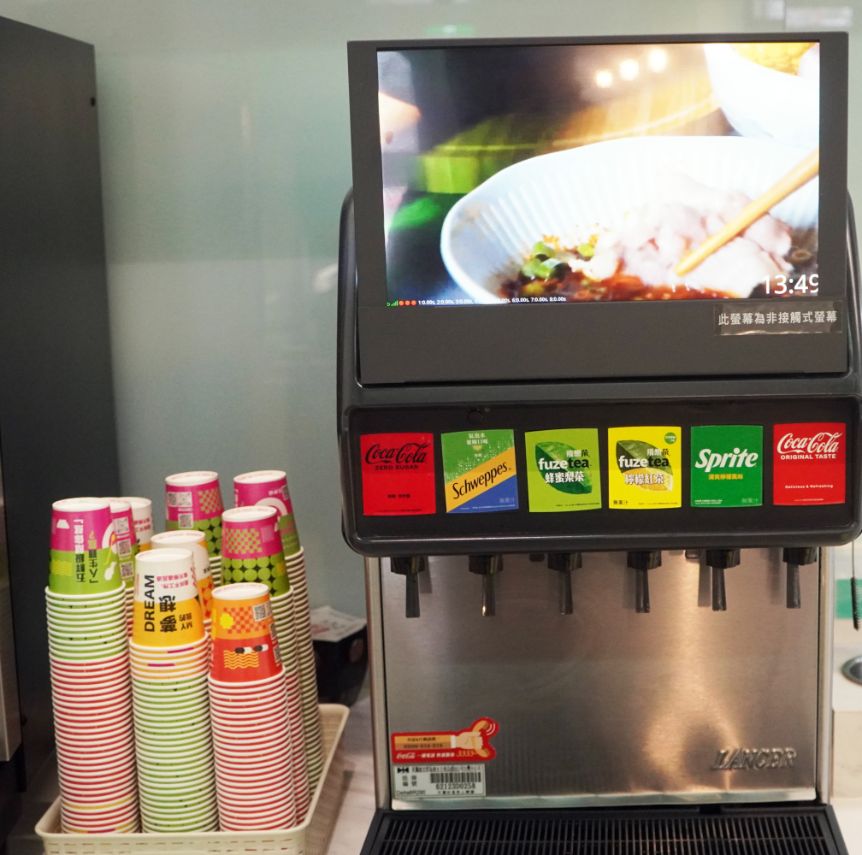 高雄三民｜五鮮級鍋物專賣陽明店｜超人氣平價小火鍋，17盎司肉片超狂，湖水綠牆面推薦必拍