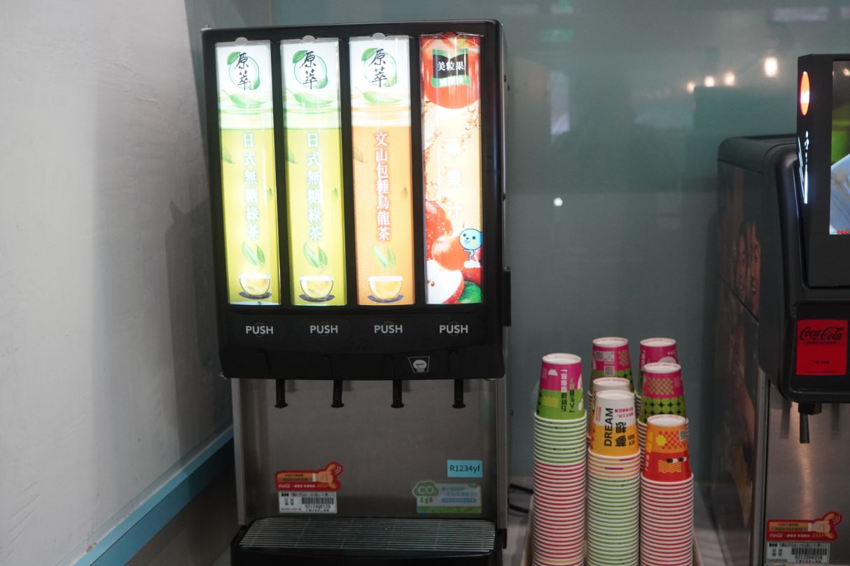 高雄三民｜五鮮級鍋物專賣陽明店｜超人氣平價小火鍋，17盎司肉片超狂，湖水綠牆面推薦必拍