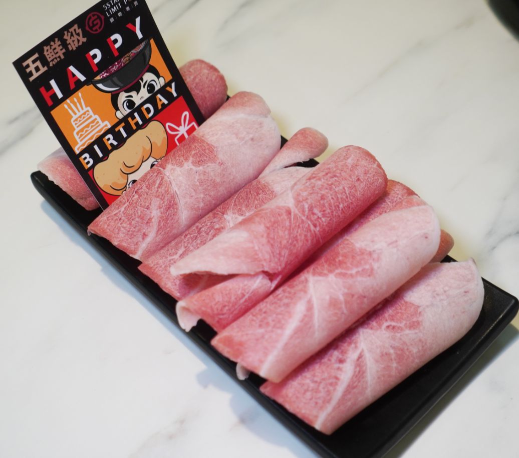 高雄三民｜五鮮級鍋物專賣陽明店｜超人氣平價小火鍋，17盎司肉片超狂，湖水綠牆面推薦必拍