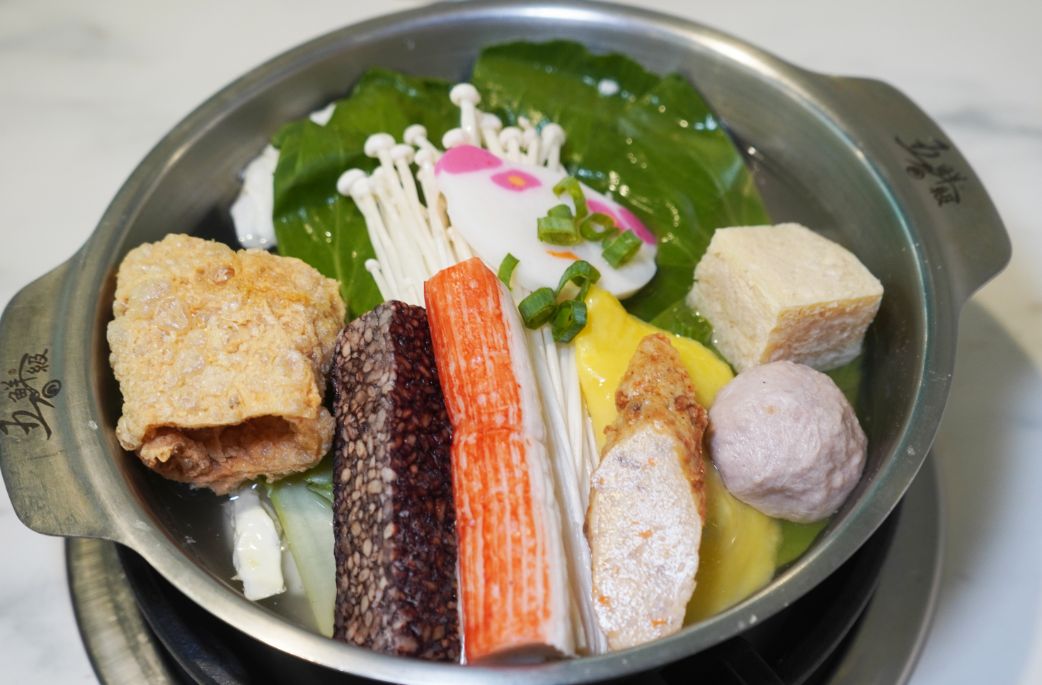 高雄三民｜五鮮級鍋物專賣陽明店｜超人氣平價小火鍋，17盎司肉片超狂，湖水綠牆面推薦必拍