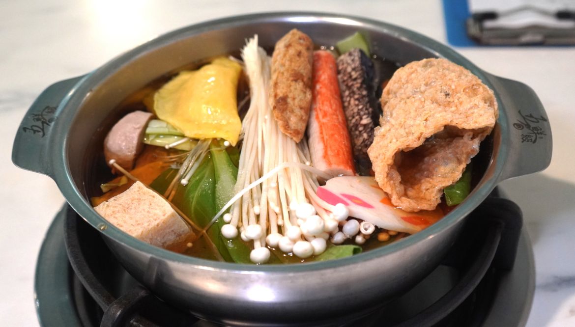 高雄三民｜五鮮級鍋物專賣陽明店｜超人氣平價小火鍋，17盎司肉片超狂，湖水綠牆面推薦必拍