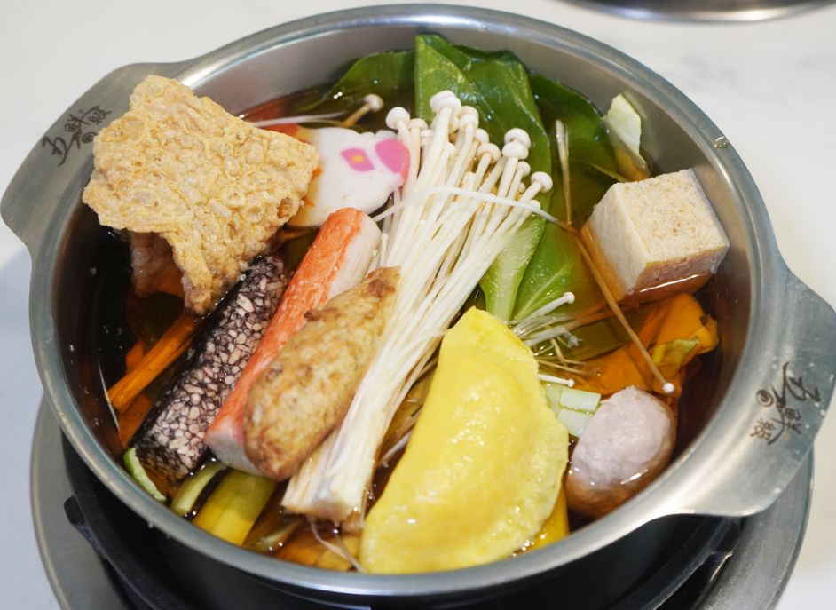 高雄三民｜五鮮級鍋物專賣陽明店｜超人氣平價小火鍋，17盎司肉片超狂，湖水綠牆面推薦必拍