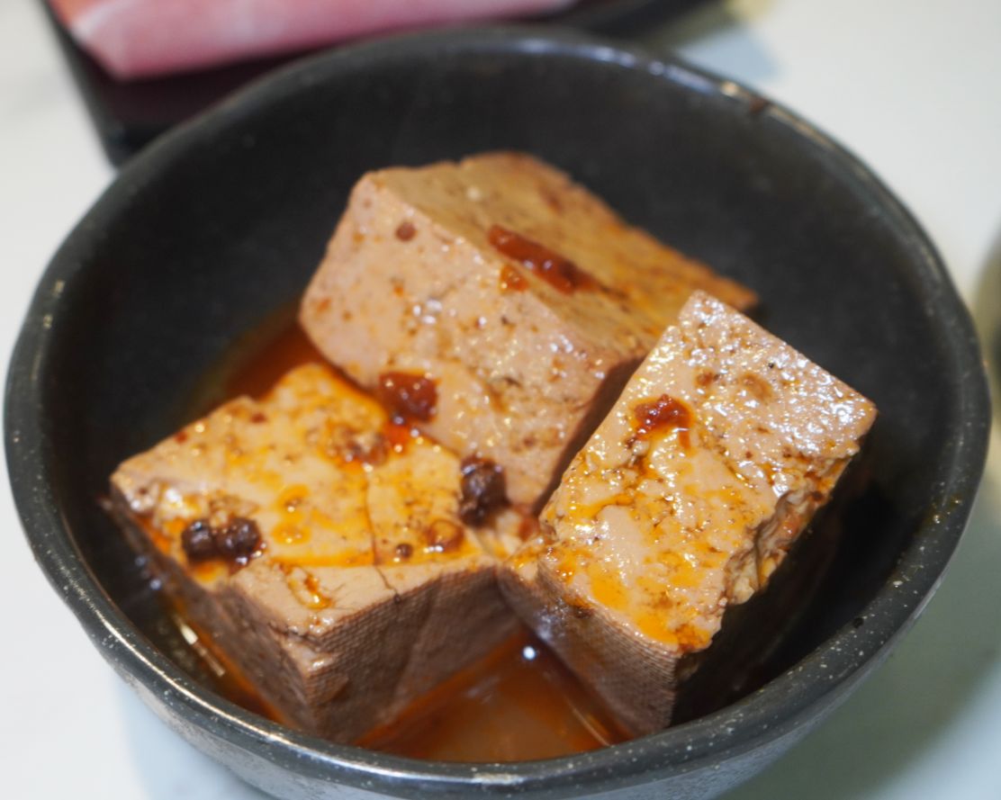 高雄三民｜五鮮級鍋物專賣陽明店｜超人氣平價小火鍋，17盎司肉片超狂，湖水綠牆面推薦必拍