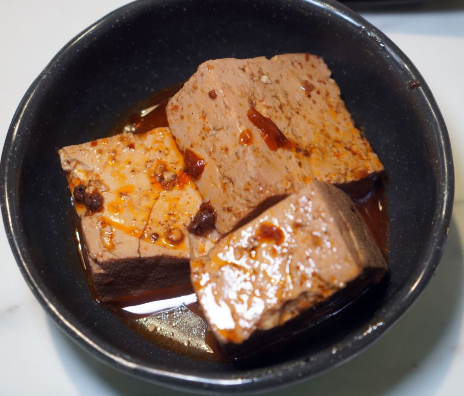 高雄三民｜五鮮級鍋物專賣陽明店｜超人氣平價小火鍋，17盎司肉片超狂，湖水綠牆面推薦必拍