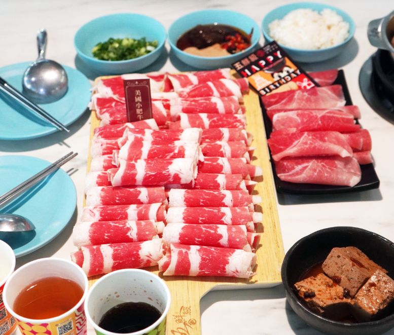 高雄三民｜五鮮級鍋物專賣陽明店｜超人氣平價小火鍋，17盎司肉片超狂，湖水綠牆面推薦必拍