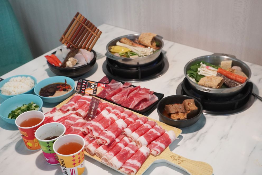 高雄三民｜五鮮級鍋物專賣陽明店｜超人氣平價小火鍋，17盎司肉片超狂，湖水綠牆面推薦必拍