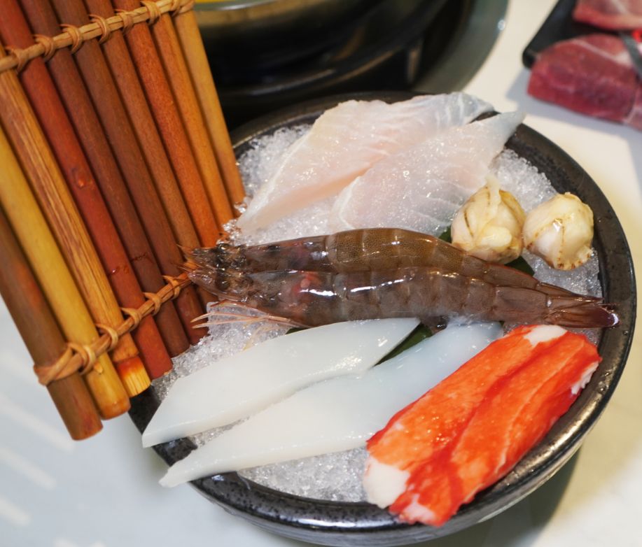 高雄三民｜五鮮級鍋物專賣陽明店｜超人氣平價小火鍋，17盎司肉片超狂，湖水綠牆面推薦必拍