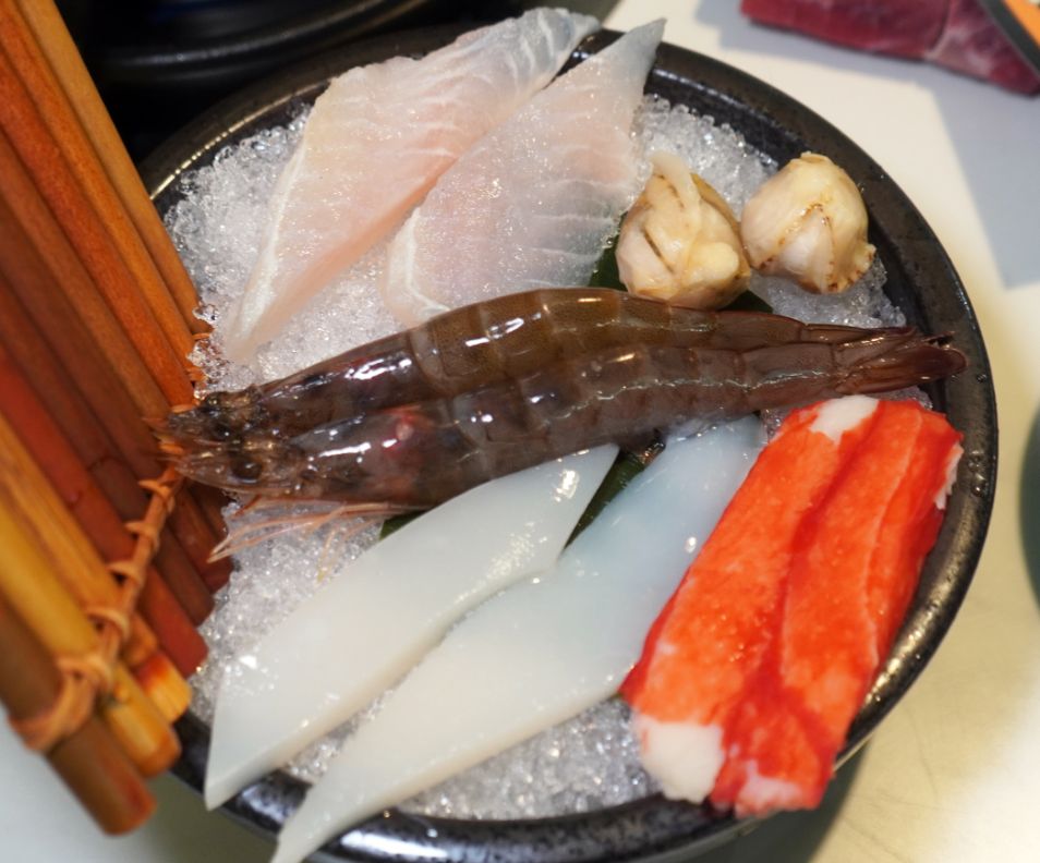 高雄三民｜五鮮級鍋物專賣陽明店｜超人氣平價小火鍋，17盎司肉片超狂，湖水綠牆面推薦必拍