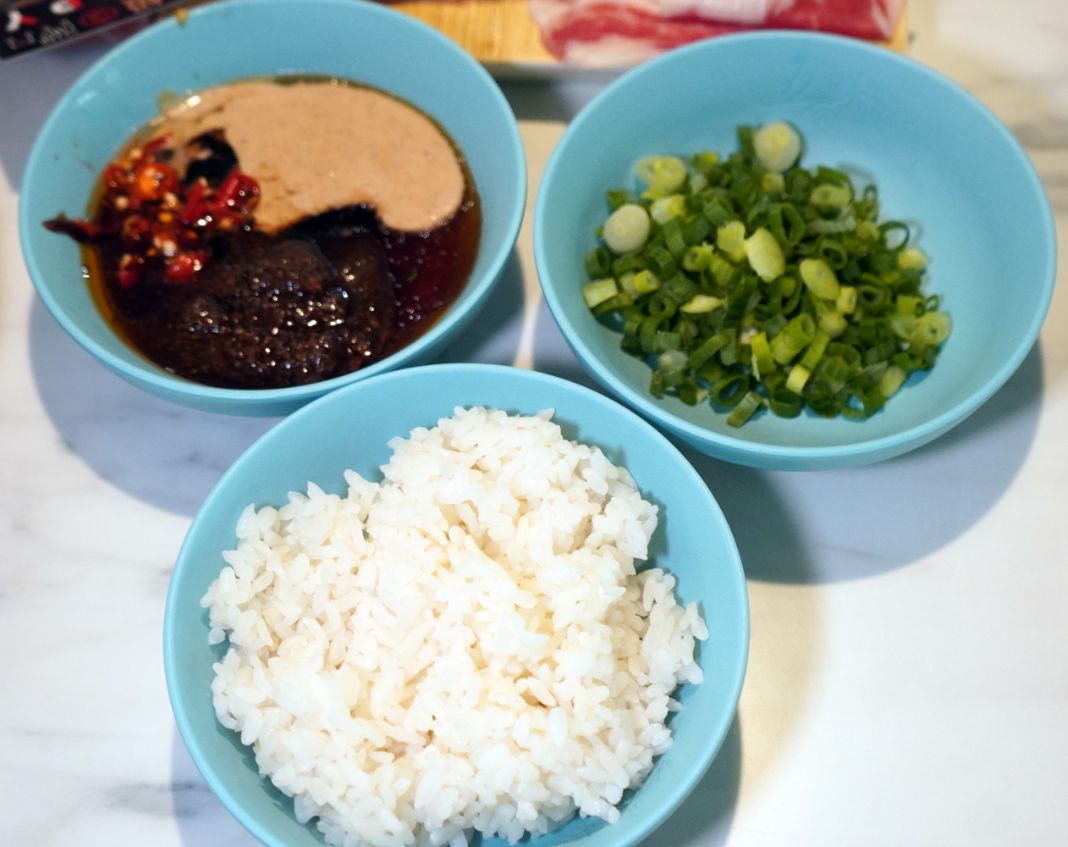 高雄三民｜五鮮級鍋物專賣陽明店｜超人氣平價小火鍋，17盎司肉片超狂，湖水綠牆面推薦必拍