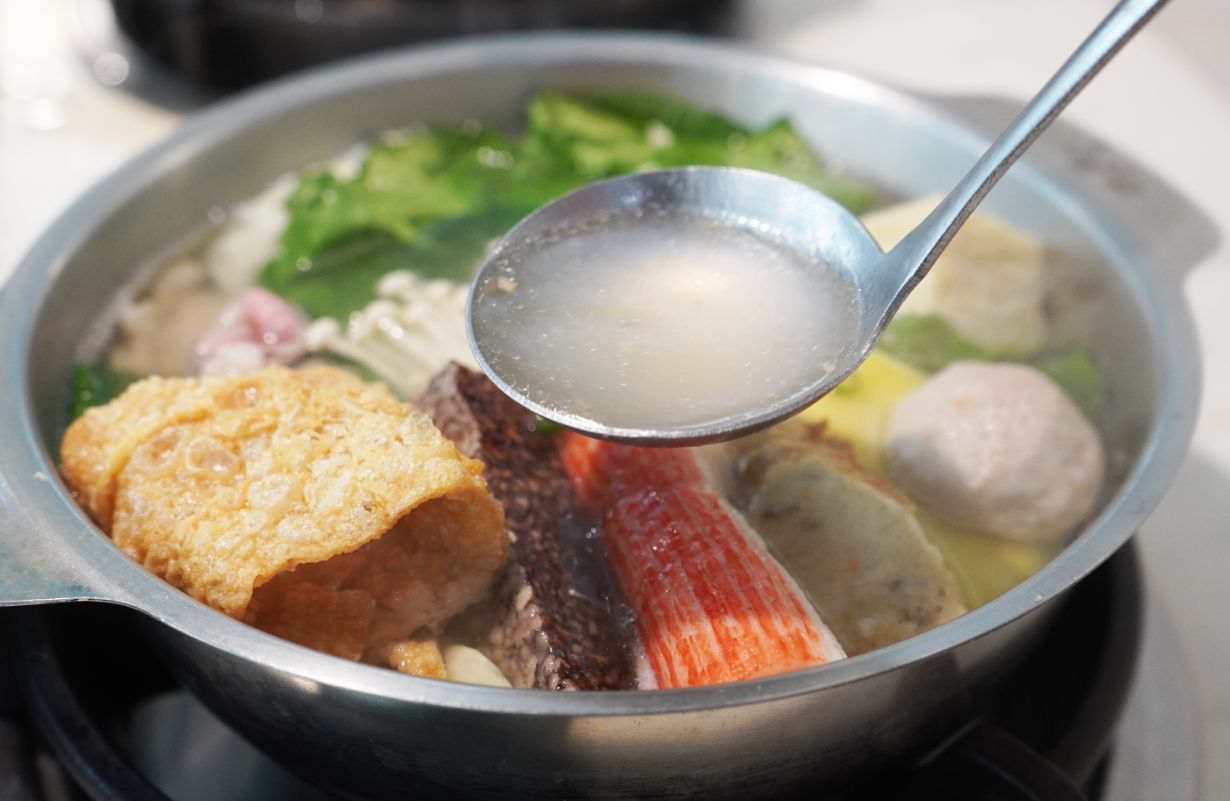 高雄三民｜五鮮級鍋物專賣陽明店｜超人氣平價小火鍋，17盎司肉片超狂，湖水綠牆面推薦必拍