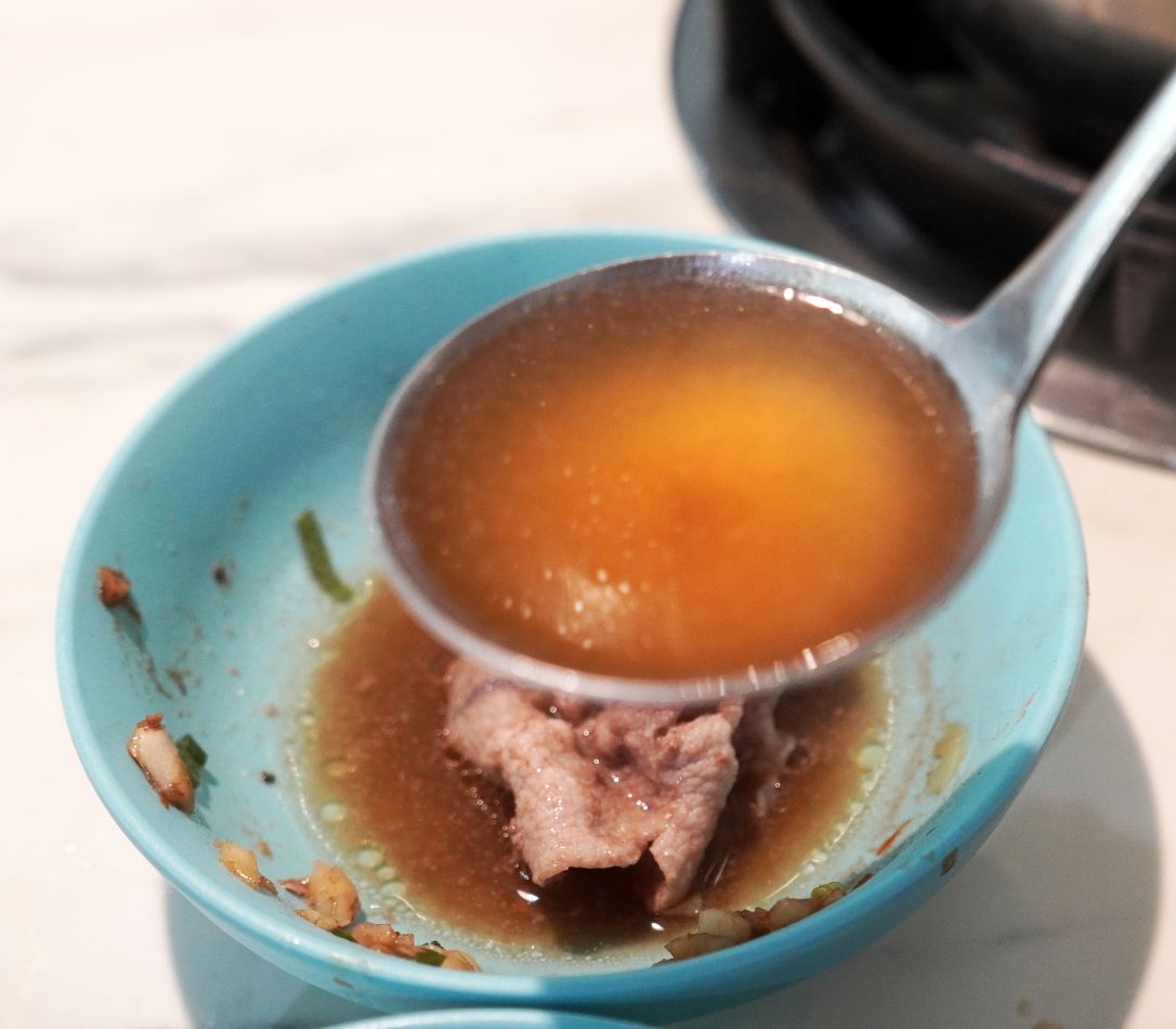 高雄三民｜五鮮級鍋物專賣陽明店｜超人氣平價小火鍋，17盎司肉片超狂，湖水綠牆面推薦必拍