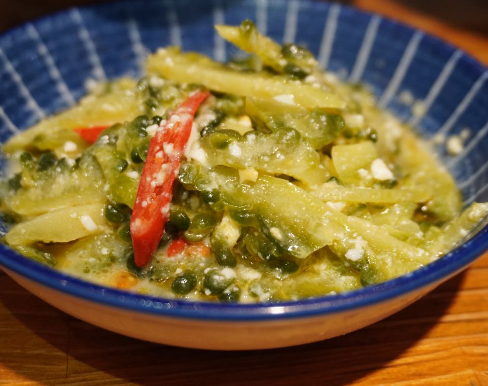 台北中山｜東館牛麵食館｜朝日新聞兩度報導，湯頭以天然中藥搭配番茄熬製而成，濃郁醇厚，牛肉帶筋口感Q彈