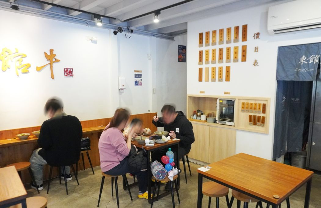 台北中山｜東館牛麵食館｜朝日新聞兩度報導，湯頭以天然中藥搭配番茄熬製而成，濃郁醇厚，牛肉帶筋口感Q彈