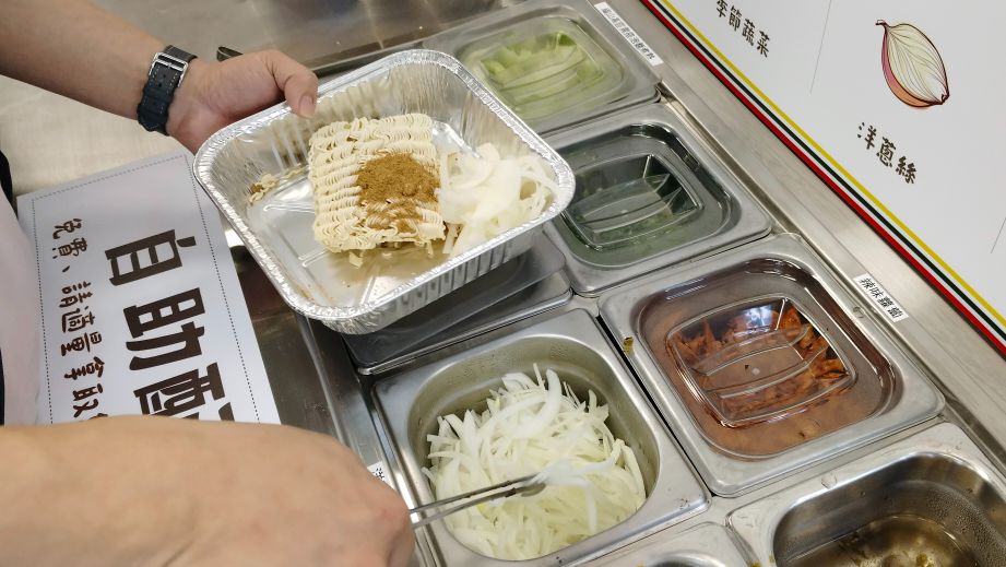 高雄苓雅｜夢想麵館民權店｜夜貓族的美味選擇，24小時營業，AI製麵煮麵的複合式餐飲空間