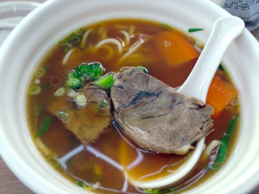 高雄苓雅｜夢想麵館民權店｜夜貓族的美味選擇，24小時營業，AI製麵煮麵的複合式餐飲空間