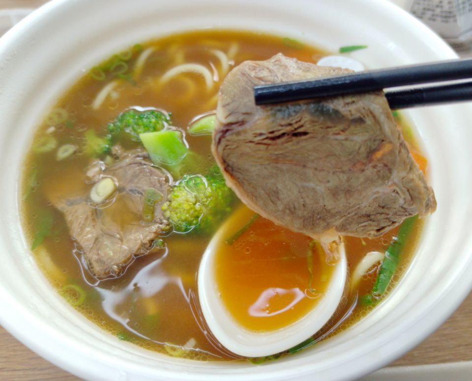 高雄苓雅｜夢想麵館民權店｜夜貓族的美味選擇，24小時營業，AI製麵煮麵的複合式餐飲空間